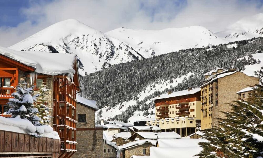 Andorra ha decidido suspender durante dos años la concesión de licencias para las viviendas turísticas. La decisión tiene el propósito de buscar una solución a la problemática con respecto a la falta de vivienda de alquiler que existe en el Principat y elaborar un plan que fije un máximo de alojamientos de este tipo que puede absorber cada parroquia. En este periodo el Govern creará un estudio sobre la capacidad turística del país que establecerá nuevos criterios de sostenibilidad turística. Así lo anunció el jefe de Govern de Andorra, Xavier Espot, durante el Debate de Orientación. Durante dos años quedarán bloqueadas las licencias y empezará el análisis parroquia a parroquia (municipio a municipio), esto, para conocer la capacidad máxima de turismo y las previsiones de crecimiento de población, con esta medida se lograrán establecer cuáles serán los nuevos requisitos necesarios para poder legalizar una vivienda destinada al turismo, recoge Idealista en su sitio web. Problemática de alquiler residencial en Andorra Según el medio digital ya mencionado, la problemática del alquiler residencial es una de las principales preocupaciones de Espot; que además considera que la proliferación de apartamentos turísticos ha ido en detrimento del alquiler convencional. Por su parte, el jefe de Gobierno ya ha manifestado que va a destinar cerca de 20 millones de euros para facilitar el alquiler. De igual forma, Espot ha anunciado 8 millones para alquilar pisos vacíos y redirigirlos a alquiler asequible y otros 11 millones para hacer una compra de viviendas que también serían destinados para el alquiler público. ¿Qué son las licencias turísticas? Atipika explica que la licencia turística es un permiso necesario de obtener para poder destinar una vivienda a uso turístico o vacacional. Este documento autoriza la realización de actividades de usos turísticas a los propietarios de las viviendas con esa intención, y es requerido por cada comunidad autónoma mediante diversos procesos. Por otro lado, hay que dejar claro que se consideran viviendas de uso turístico aquellos inmuebles independientes que se arriendan por su propietario a terceros de forma temporal a cambio de dinero. Es una estancia de temporada para aquellas ocupaciones de tiempo continuo iguales o inferiores a 31 días. ¿Qué requisitos debe tener un piso turístico? *Tener la cédula de habitabilidad y cumplir las condiciones técnicas y de calidad exigibles a las viviendas. *Las viviendas no pueden ser ocupadas con más plazas que las indicadas en la cédula. *Estar suficientemente amuebladas y dotadas de los aparatos y enseres necesarios para su empleo inmediato. *Tener la licencia o autorización correspondiente, bajo pena de sanción económica.